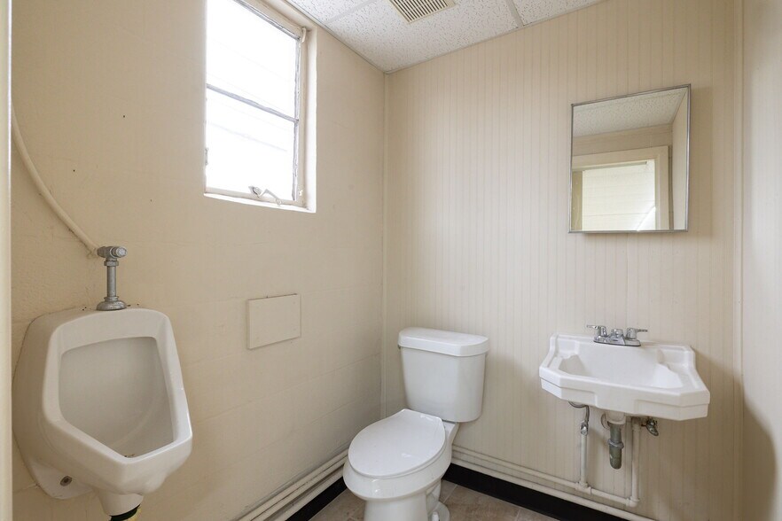 More Photos Of 2930 E Houston St, San Antonio Industrial For Sale