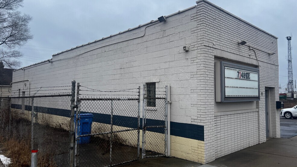 More Photos Of 10531 Wren St, Dearborn Bar For Sale