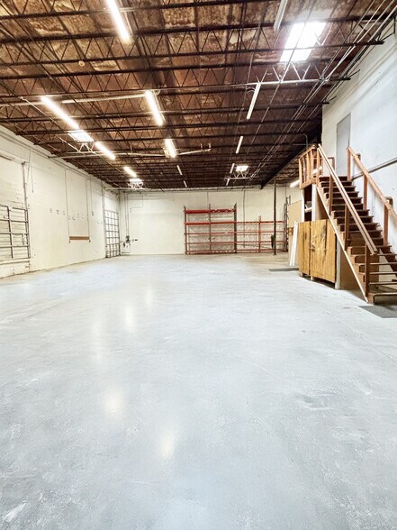 More Photos Of 5147 W Clifton St, Tampa Warehouse For Lease