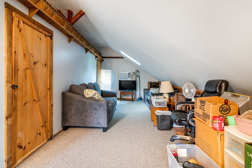 More Photos Of 104 Canal St, Blackstone Bar For Sale