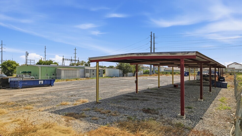 More Photos Of 2476 N Heideke St, Seguin Industrial For Sale