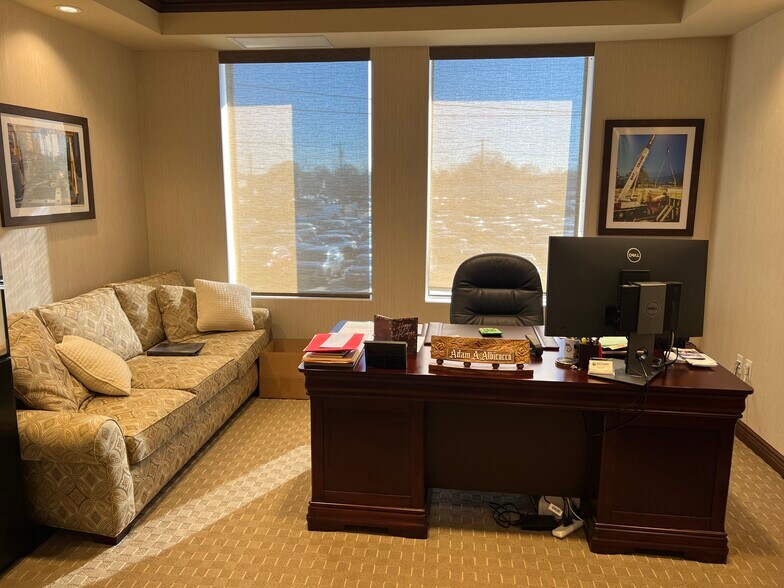 More Photos Of 77 Newbridge Rd, Hicksville Office For Lease