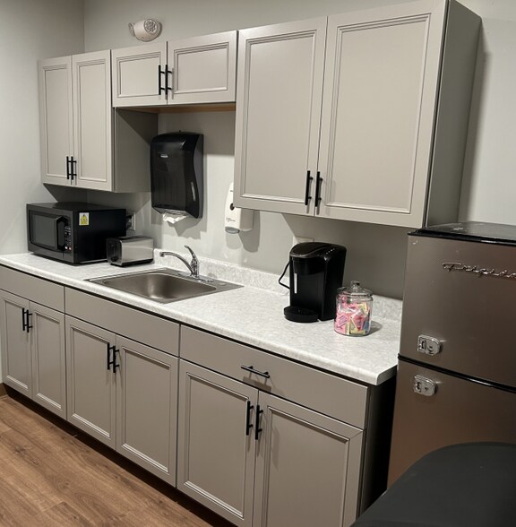 More Photos Of 1084 Cromwell Ave, Rocky Hill Medical For Lease