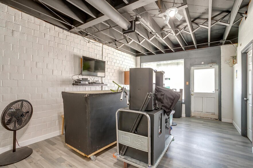 More Photos Of 1434 N Main St, Fort Worth Storefront Retail Office For Lease