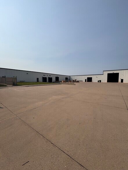 More Photos Of 1800 Hull Ave, Des Moines Manufacturing For Lease