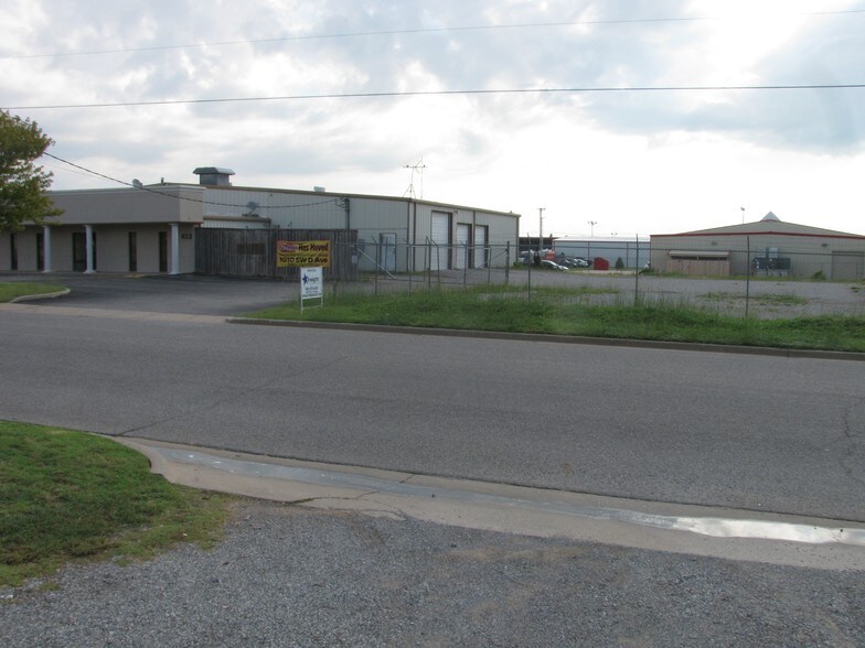 More Photos Of 810-812 SE 3rd St, Lawton Light Manufacturing For Sale
