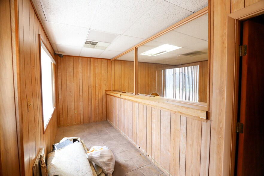 More Photos Of 14655 Kennard st, Waldo Freestanding For Lease