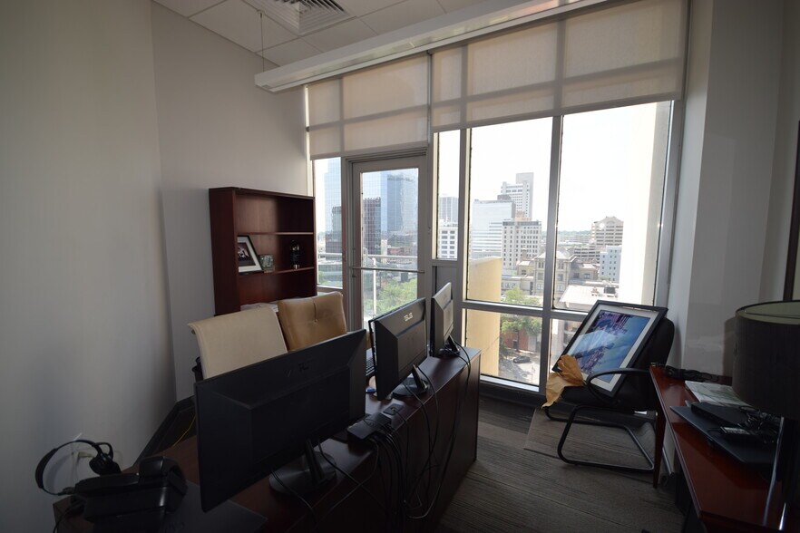 More Photos Of 5 Statehouse Plz, Little Rock Office For Sale