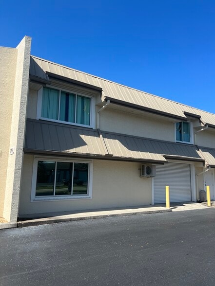 More Photos Of 5701 Houchin St, Naples Light Manufacturing For Lease