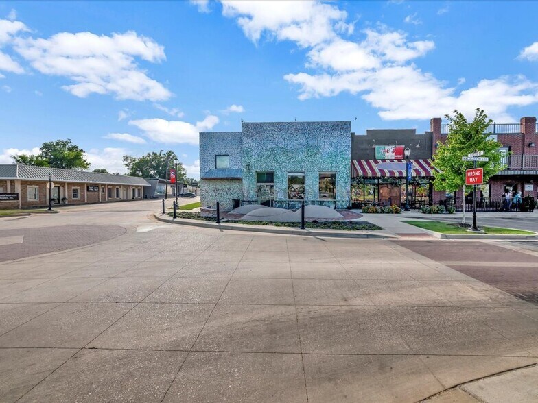 More Photos Of 132 Nacogdoches St, Center Storefront Retail Residential For Sale