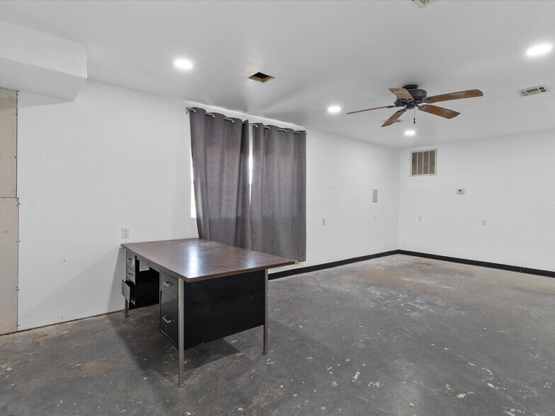 More Photos Of 700 N Main St, Lexington Warehouse For Lease