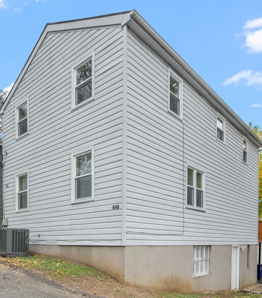 More Photos Of 640-642 W Main St, Lexington Office For Lease