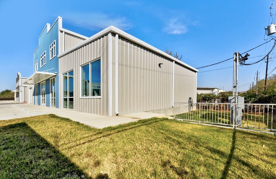 More Photos Of 11215 Conroy Ln, Austin Showroom For Lease