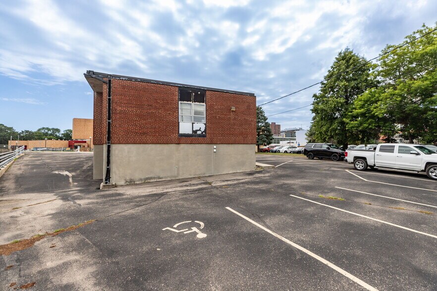 More Photos Of 307 E Center St, Rochester Office For Sale