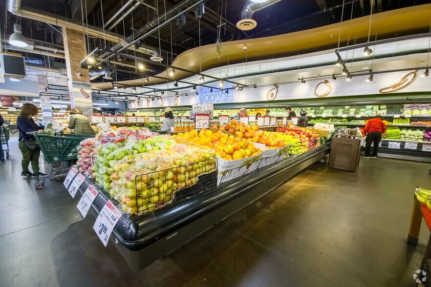 More Photos Of 450 S Western Ave, Los Angeles Freestanding For Lease