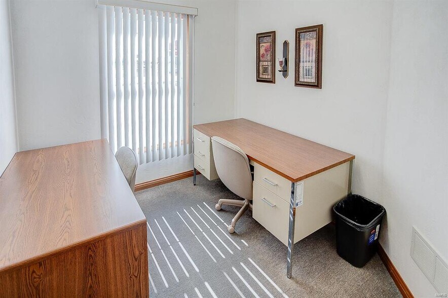 More Photos Of 824 N Market St, Waterloo Medical For Sale