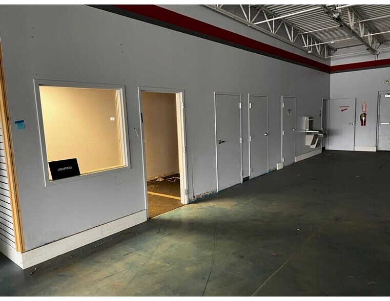 More Photos Of 319-325 S Waverly Rd, Lansing Unknown For Lease