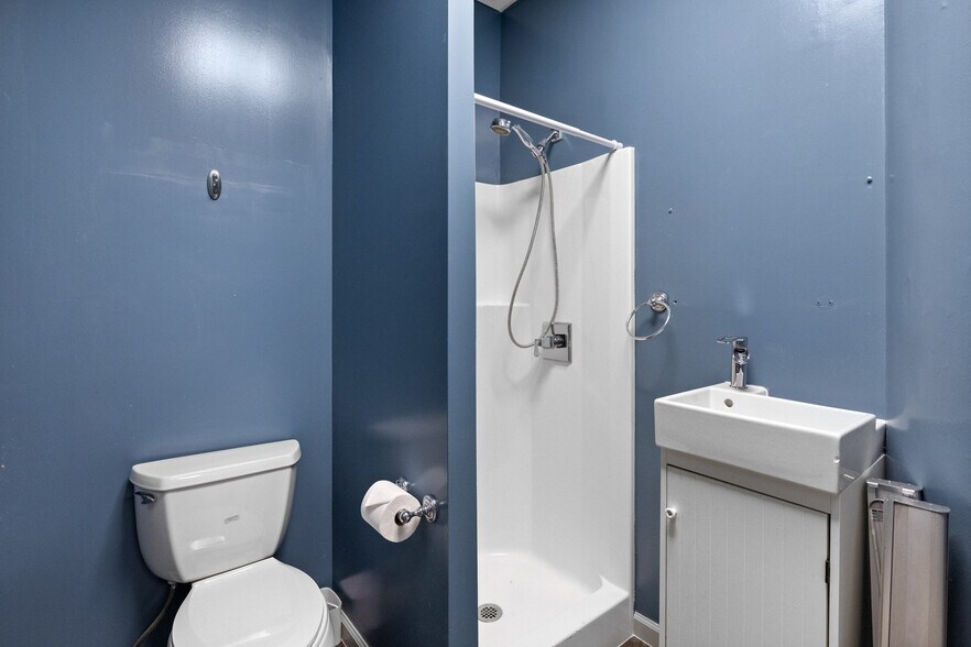 More Photos Of 444 Kanekapolei St, Honolulu Hotel For Lease