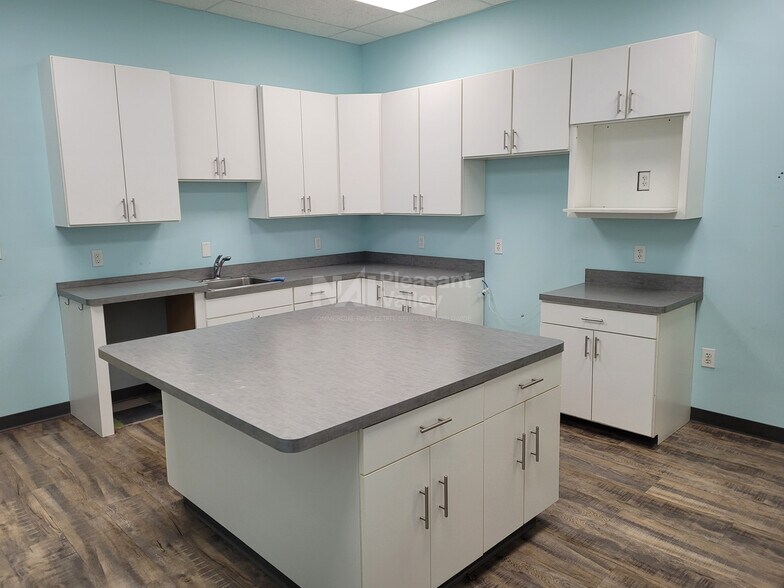 More Photos Of 3755 Boettler Oaks Dr, Uniontown Light Manufacturing For Lease