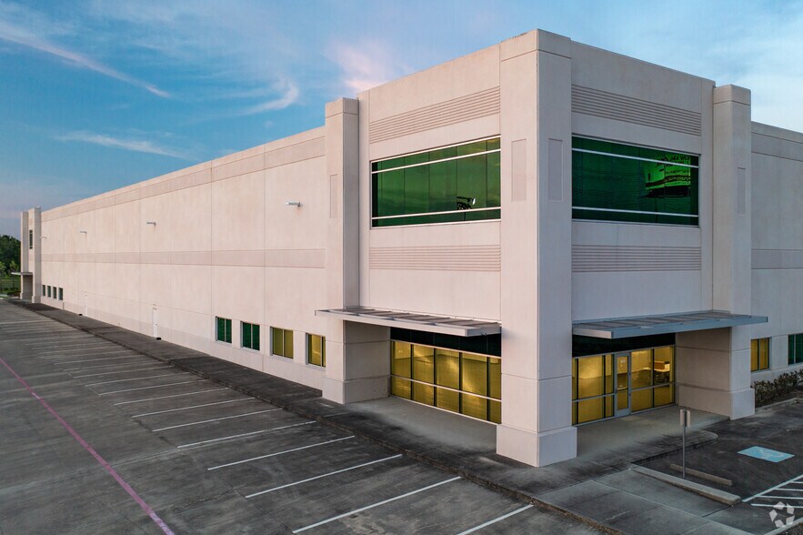 More Photos Of 971 N Sam Houston Parkway E, Houston Distribution For Lease