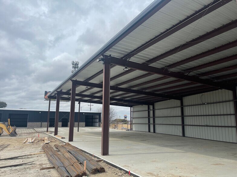 More Photos Of 6600 Calmont Ave, Fort Worth Flex For Lease