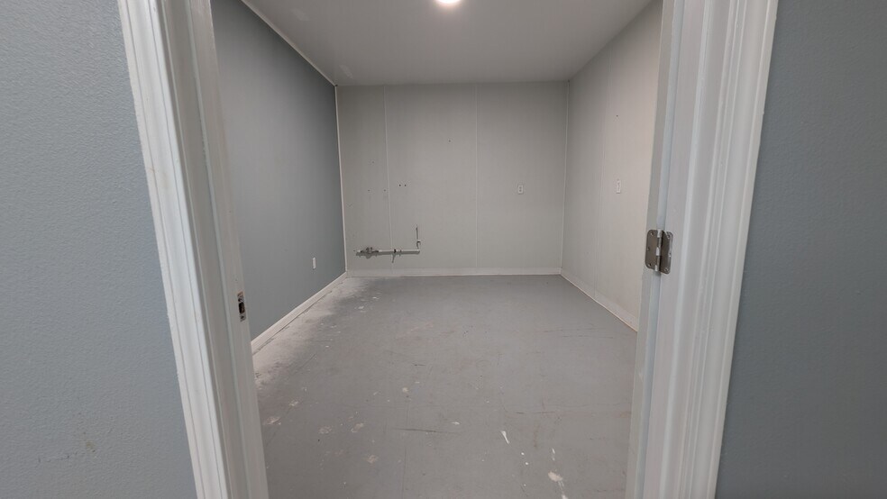 More Photos Of 515 Mountain Dr, Destin Flex For Lease