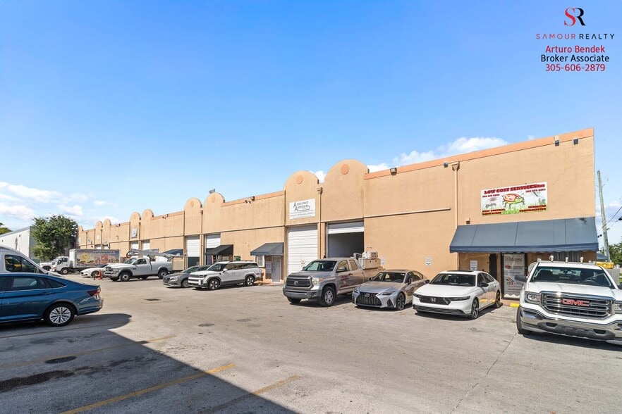 More Photos Of 1723-1745 W 37th St, Hialeah Showroom For Sale