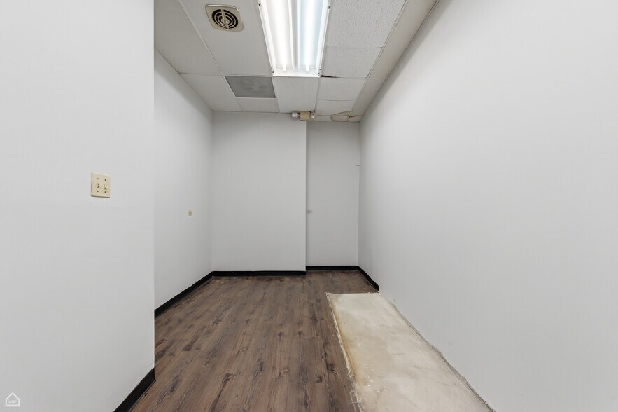 More Photos Of 8507 S Roberts Rd, Justice Veterinarian Kennel For Sale