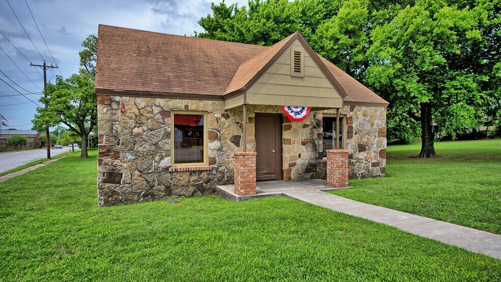 More Photos Of 400 S. Broad Street St, Saint Jo Land For Sale