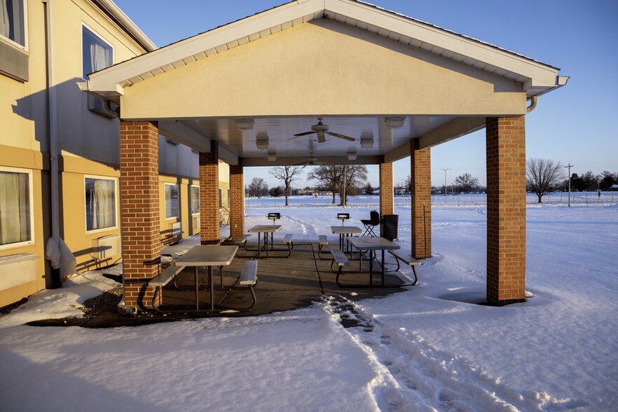 More Photos Of 1520 S Washington St, Du Quoin Hotel For Sale