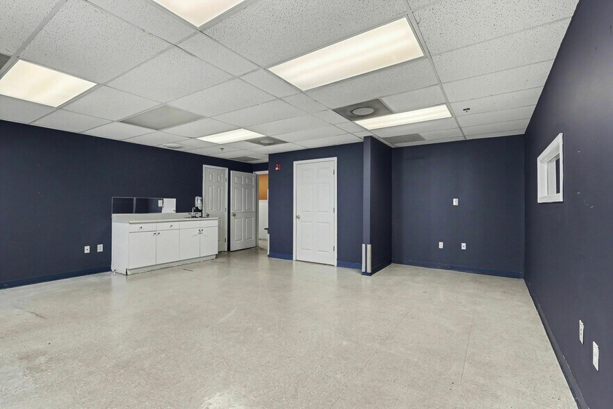 More Photos Of 1445 Cleveland Ave, East Point Showroom For Sale