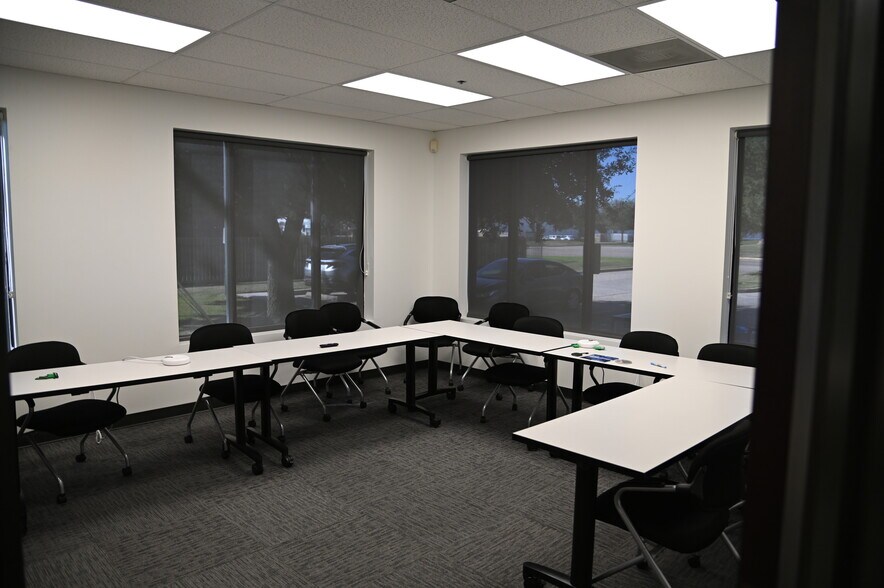 More Photos Of 8640 N Eldridge Pky, Houston Flex For Lease