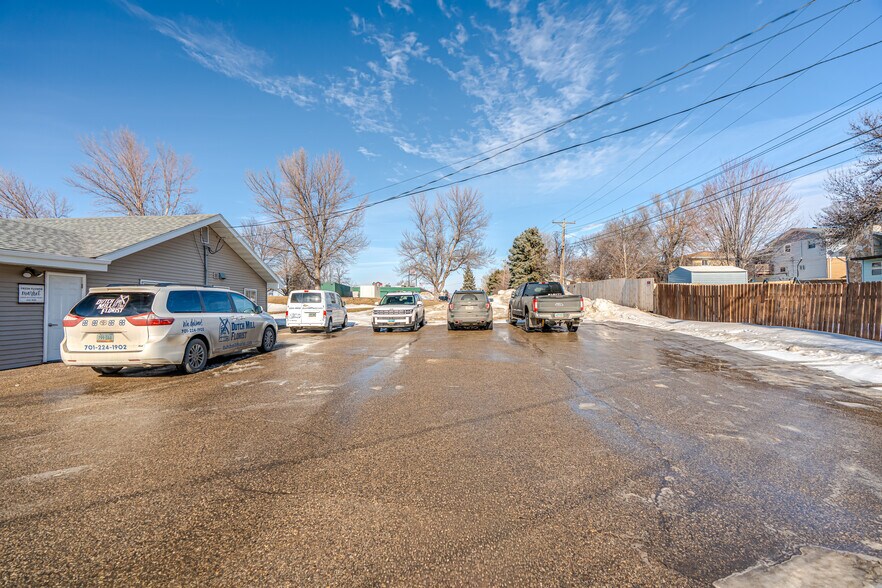 More Photos Of 1731 N 13th St, Bismarck General Retail For Sale