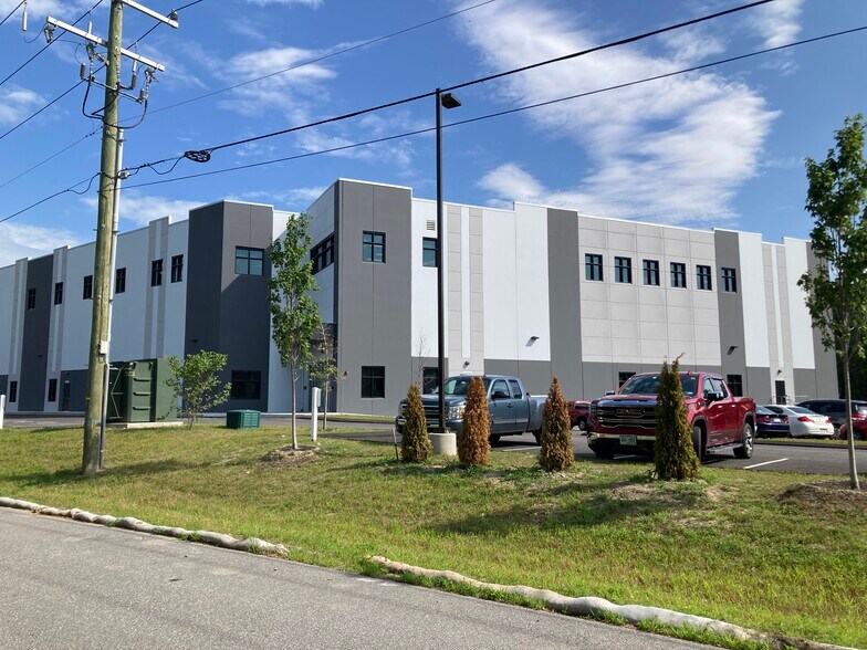 More Photos Of 7 Crow's Nest Circle Dr, Merrimack Warehouse For Lease