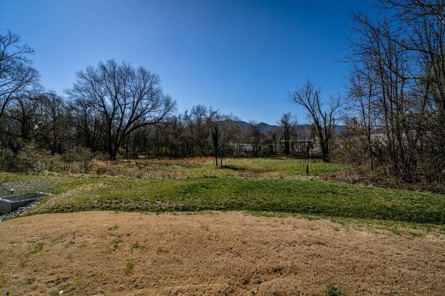 More Photos Of 1968 W Main St, Salem Fast Food For Lease
