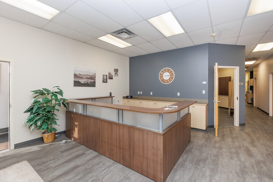 More Photos Of 4730A 50 St, Red Deer Storefront Retail Office For Lease