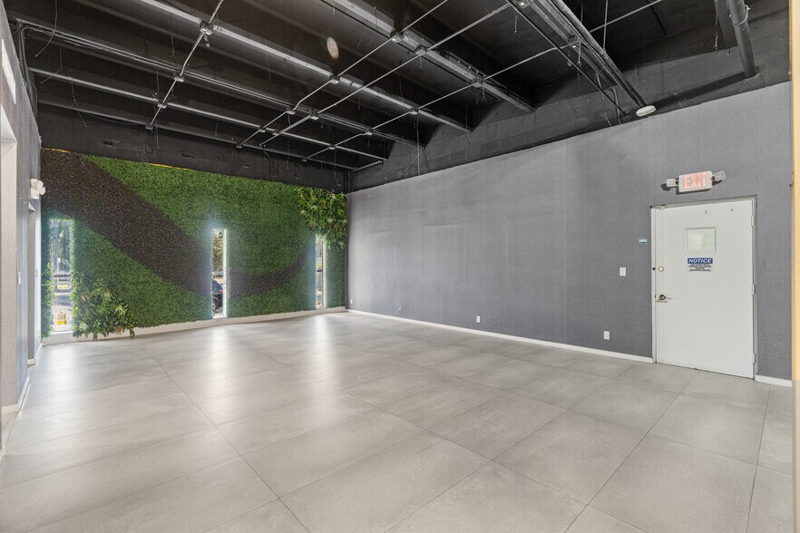 More Photos Of 2741 W 76th St, Hialeah Warehouse For Lease