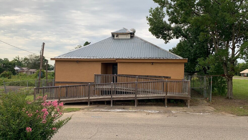 Primary Photo Of 1018 Union, Selma Storefront Retail Residential For Sale