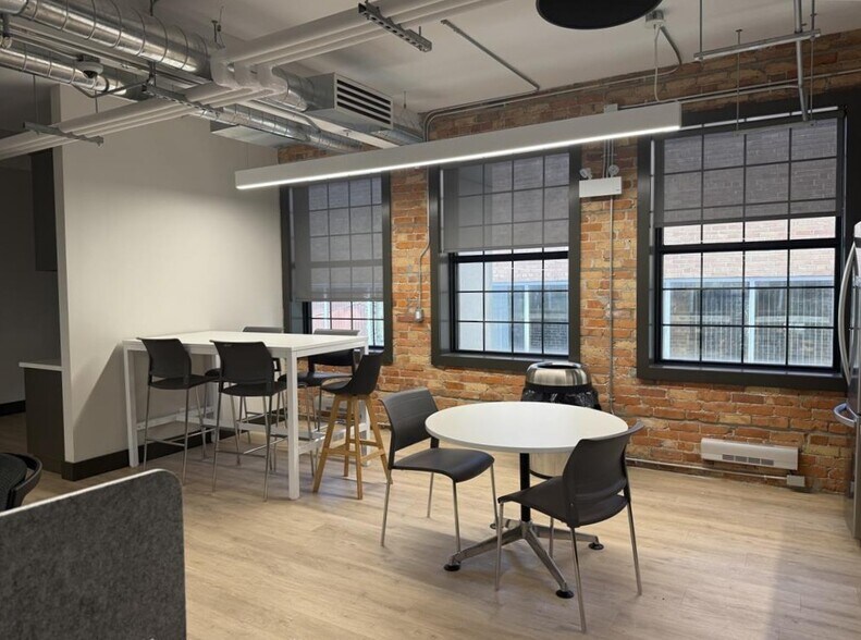 More Photos Of 46-58 Chatham St W, Windsor Office For Lease