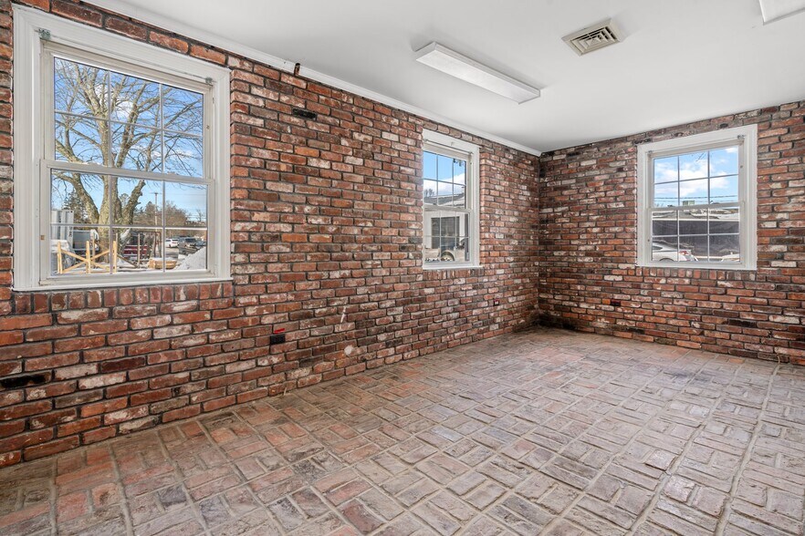 More Photos Of 894 Lafayette Rd, Seabrook Warehouse For Lease