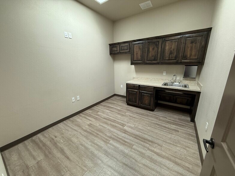 More Photos Of 802 N Bonnie Brae St, Denton Medical For Lease