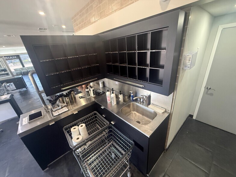 More Photos Of 2345 Bee Ridge Rd, Sarasota Storefront Retail Office For Sale