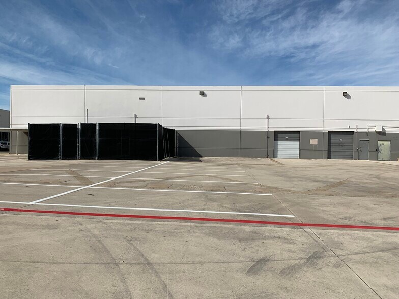 More Photos Of 1955 Lakeway Dr, Lewisville Showroom For Lease