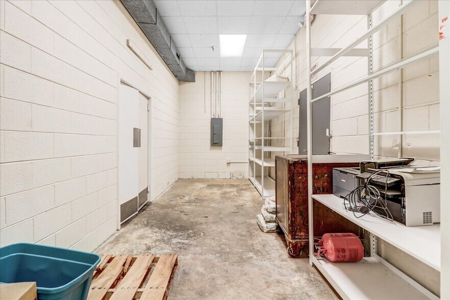 More Photos Of 501 E Market St, Smithfield Storefront For Lease