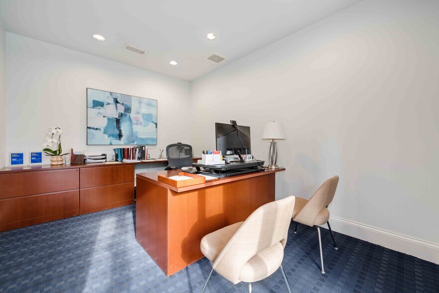 More Photos Of 812 N Dearborn St, Chicago Office For Sale