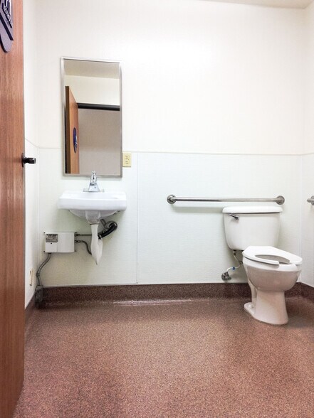 More Photos Of 4572 Telephone Rd, Ventura Warehouse For Lease