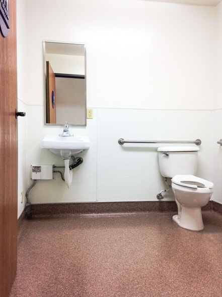 More Photos Of 4572 Telephone Rd, Ventura Warehouse For Lease