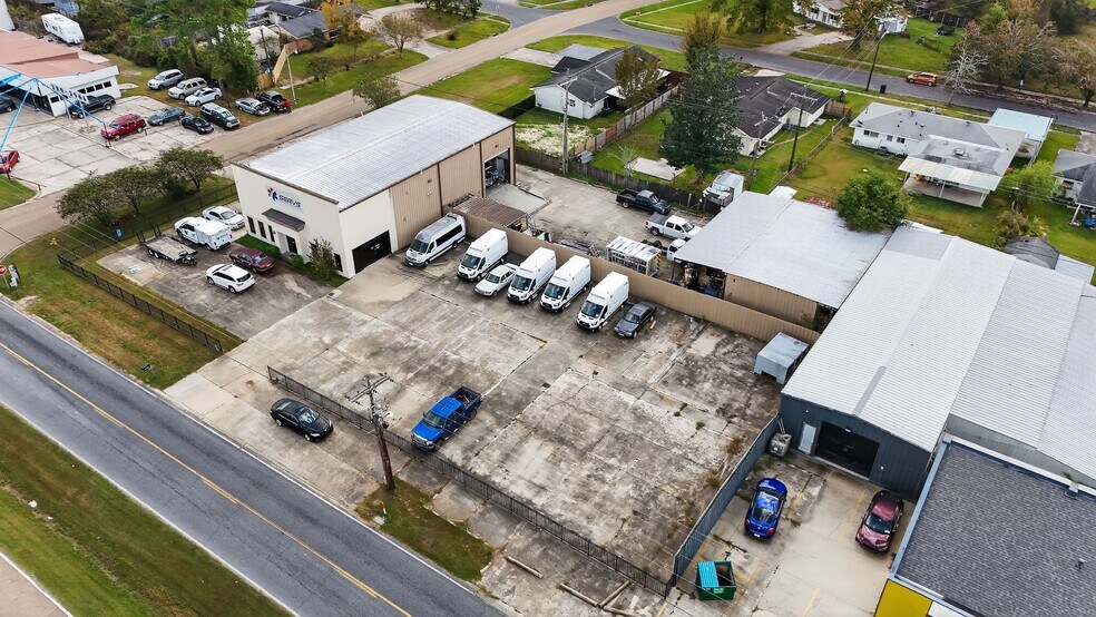 More Photos Of 15590 Florida Blvd, Baton Rouge Showroom For Sale