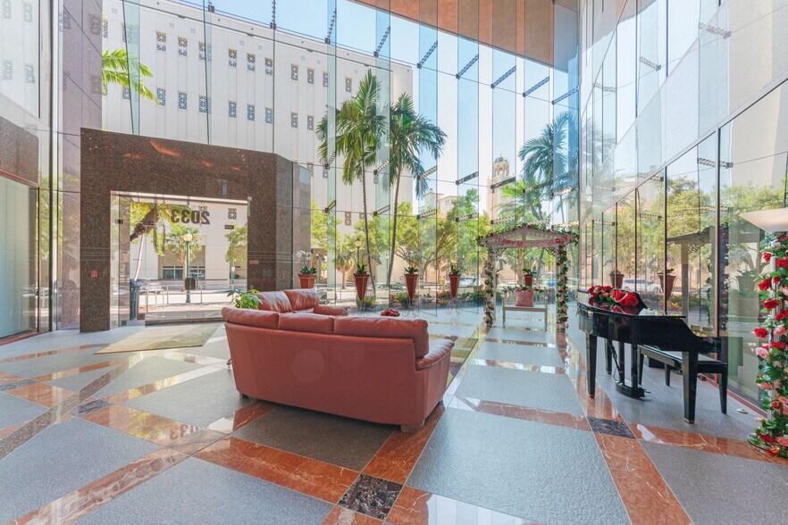 More Photos Of 2033 Main St, Sarasota Office For Lease