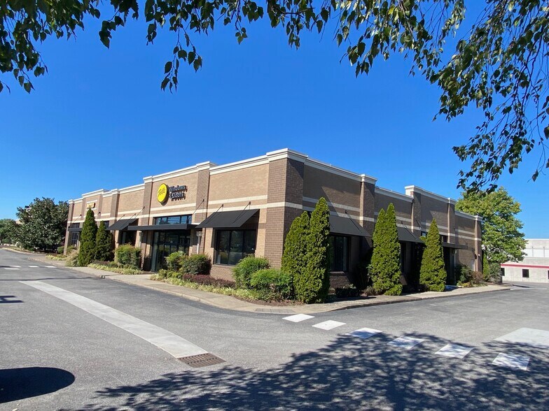 More Photos Of 256 E Main St, Hendersonville Freestanding For Sale